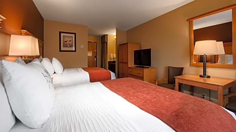 Queen Room with Two Queen Beds and Kitchenette