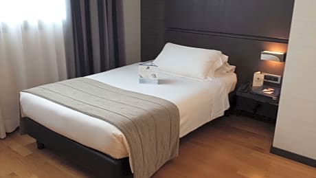 2 single beds, comfort room