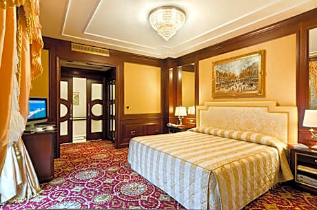 Senior Suite with Lake View