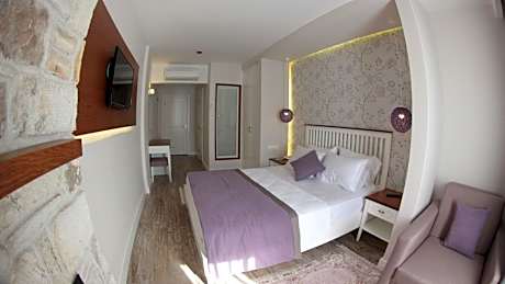 Deluxe Double Room with Side Sea View