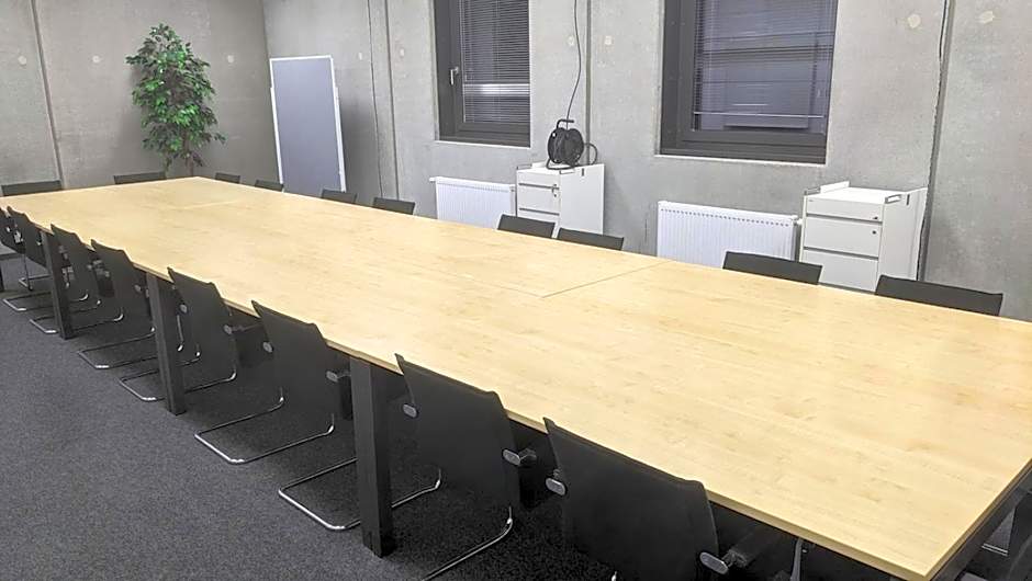 BUSINESS-MOTEL free WiFi & massage, air-con, XXL-Parking, Wallbox, Smart TV, Video-Security