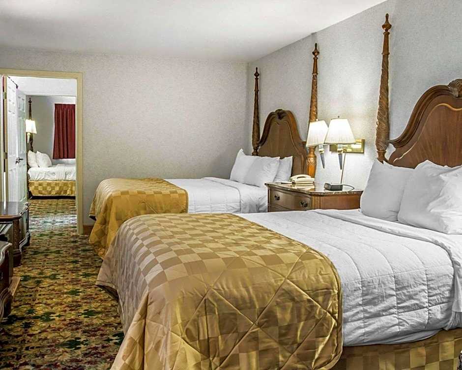 Clarion Hotel Mackinaw City Beachfront