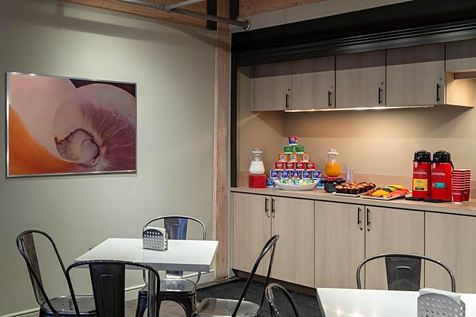 Harbor House Hotel and Marina at Pier 21