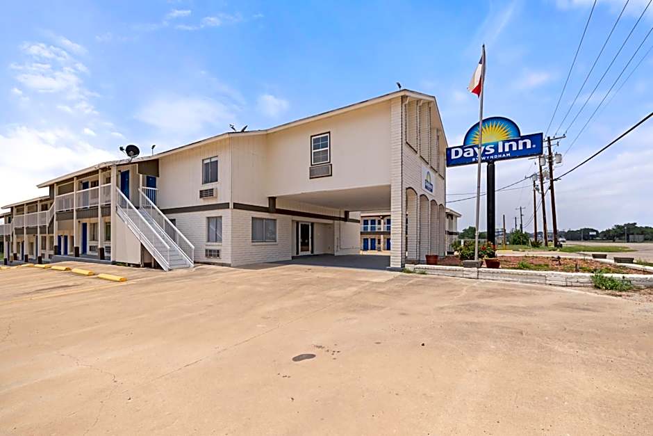 Days Inn by Wyndham Kenedy