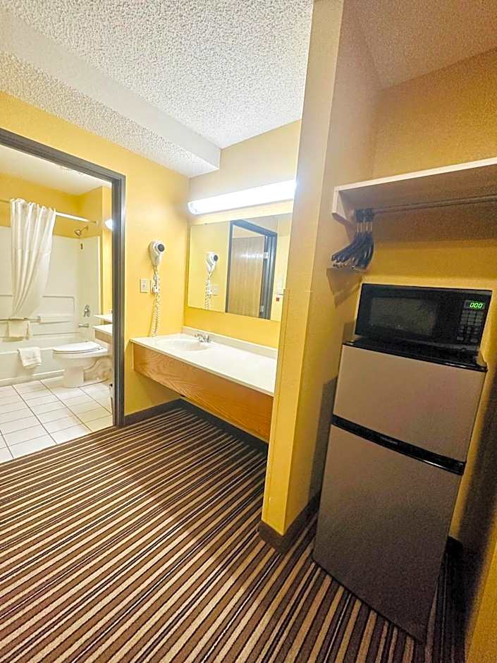 Super 8 by Wyndham Warrenton