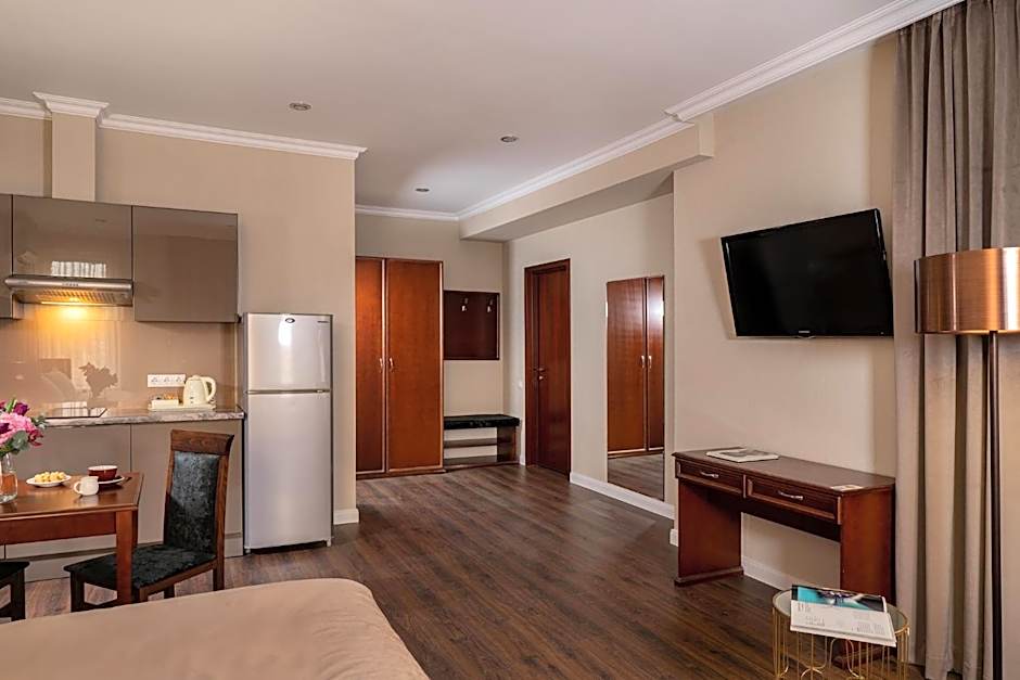 Greguar Hotel by UHM