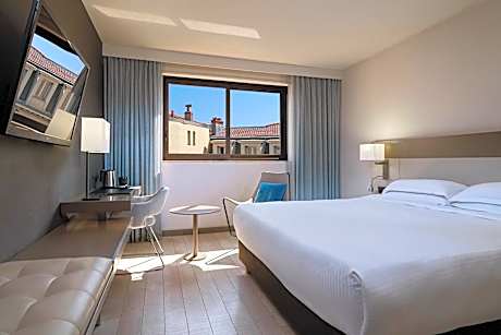 Classic Room, 1 King Bed, City View