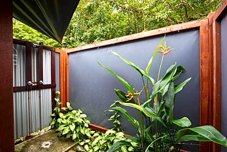Glamping Eco-Hut (Communal Kitchen)