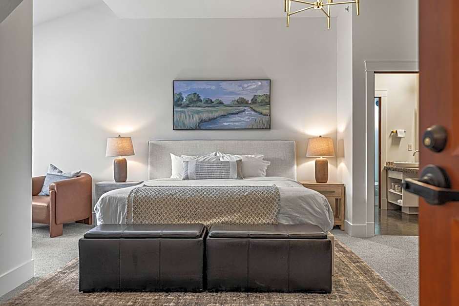 Elevated Penthouse Condo managed by Little Sister Getaways