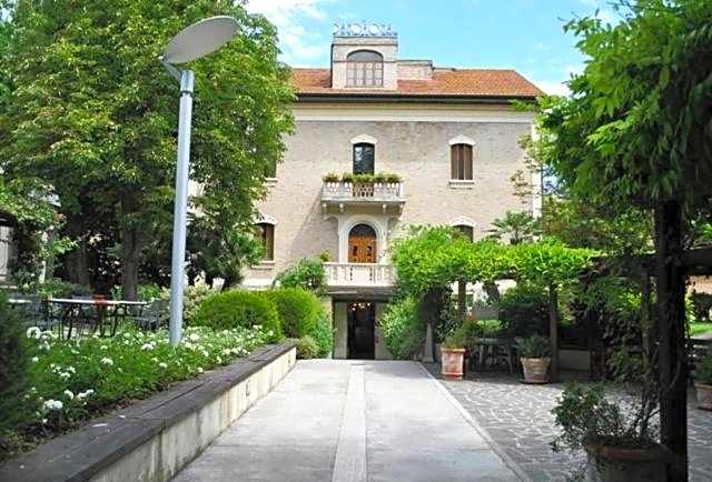 Deco Hotel