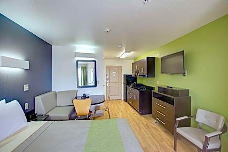 1 KING BED | MOBILITY ACCESSIBLE RI SHOWER NSMK