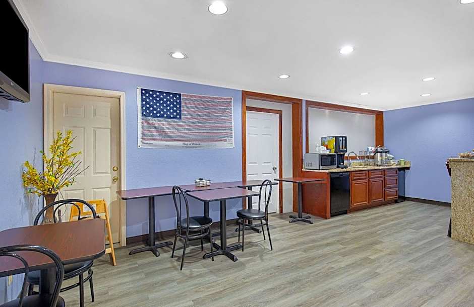 Days Inn by Wyndham Savannah