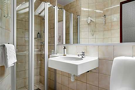 1 Queen Bed, Small Double Room, The Bed Is 140 Cm, Free Internet, Non-Smoking, Full Breakfast