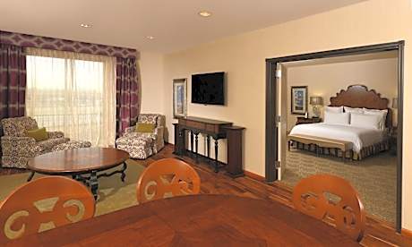 One-Bedroom King Suite - Hearing Accessible