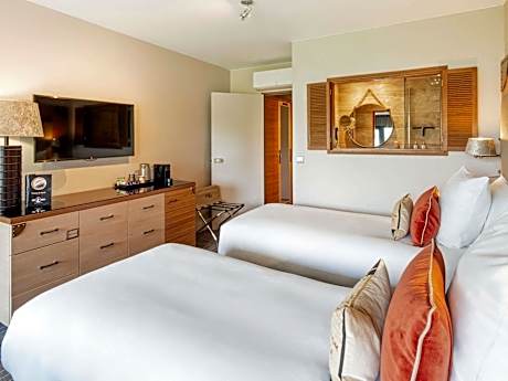 Classic Room with Queen Bed or Two Single Beds, Balcony and Sea View