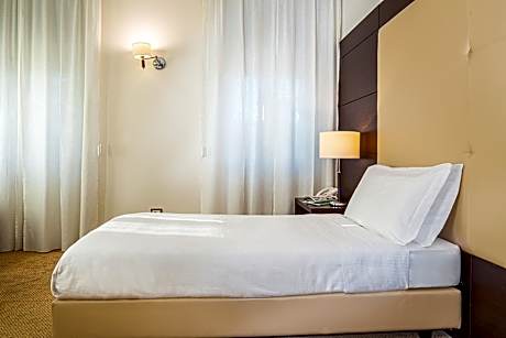 1 Queen Bed Non-Smoking Standard Room Free Bottle Of Mineral Water