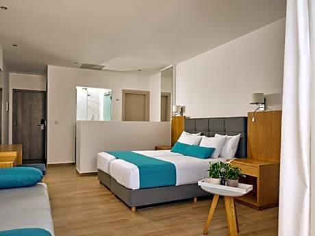 Junior Suite with Shared Pool