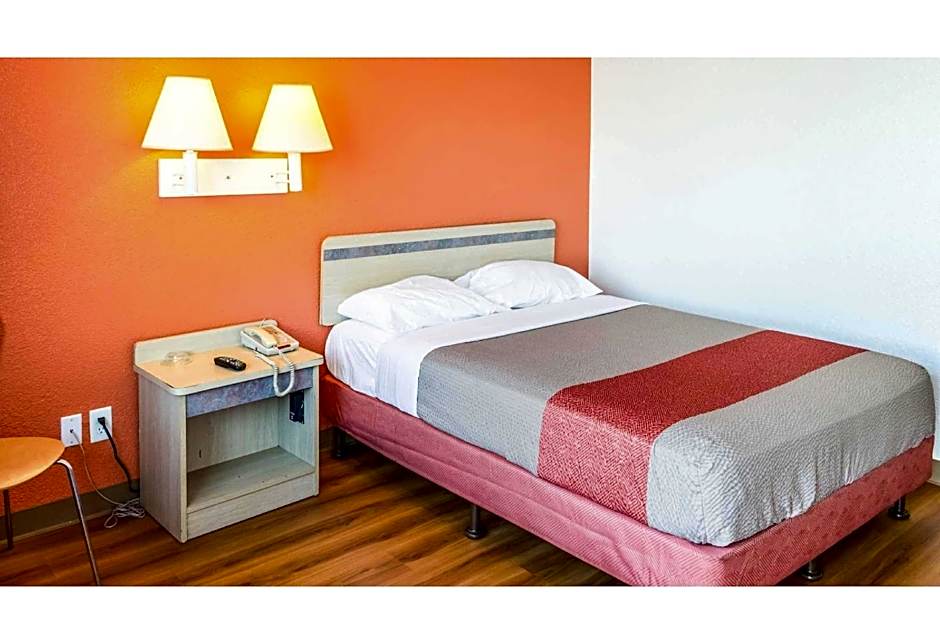 Motel 6-Bakersfield, CA - Convention Center