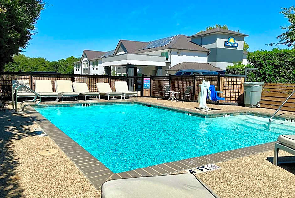 Days Inn by Wyndham Arlington