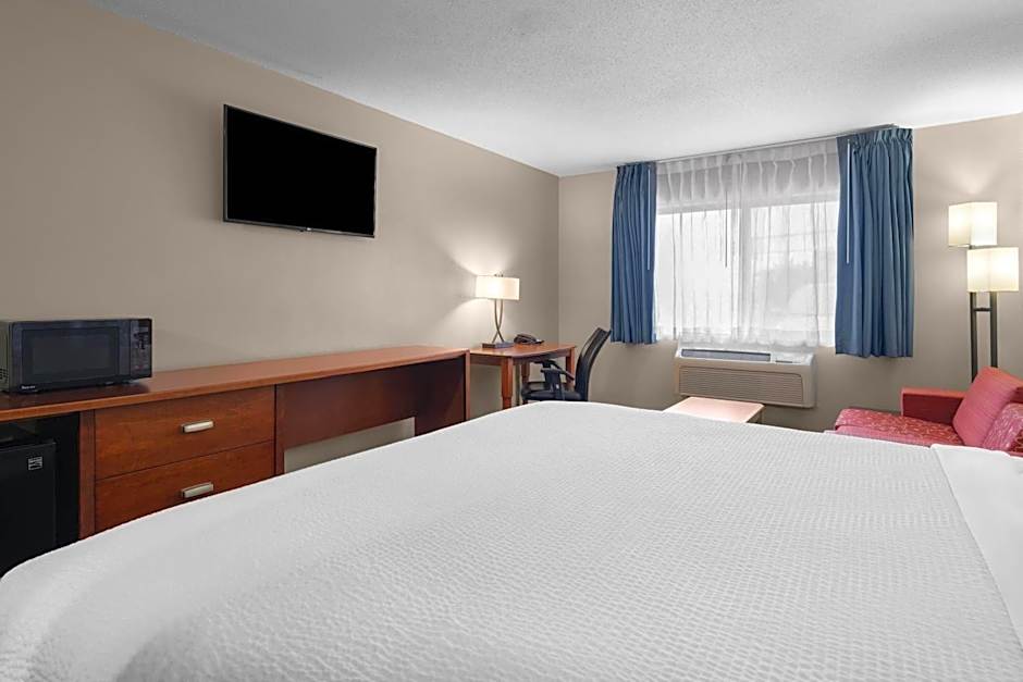 Travelodge by Wyndham Fargo West Acres
