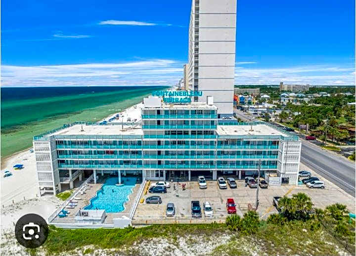 COUPLES GETAWAY, HONEYMOON SWEET, Perfectly Cozy Beach Front Condo with kitchen, pool, free parking,CHECK-IN AT DOOR