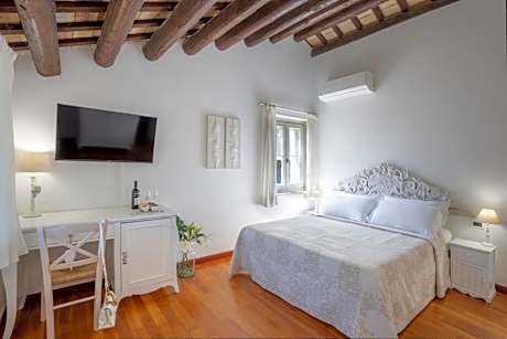 Queen Room with Spa Bath