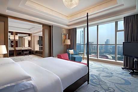 One-Bedroom Presidential King Suite - Club Lounge Access