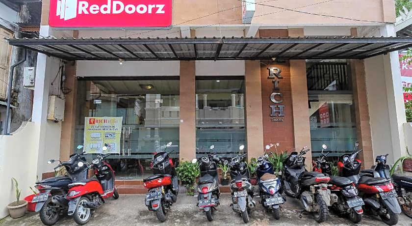 RedDoorz @ Hotel Rich Parepare near Pantai Mattirotasi