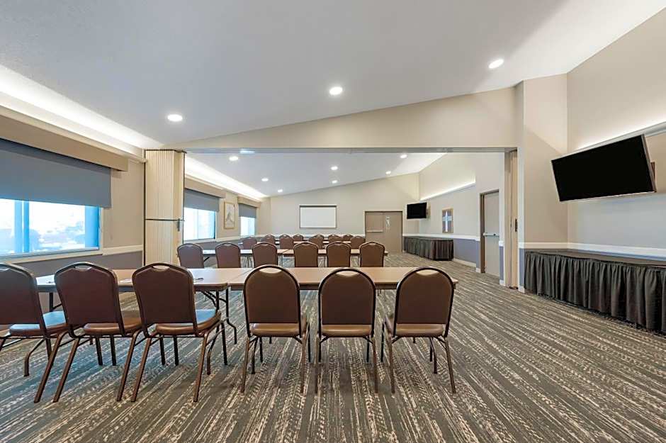 AmericInn by Wyndham Fergus Falls - Conference Center
