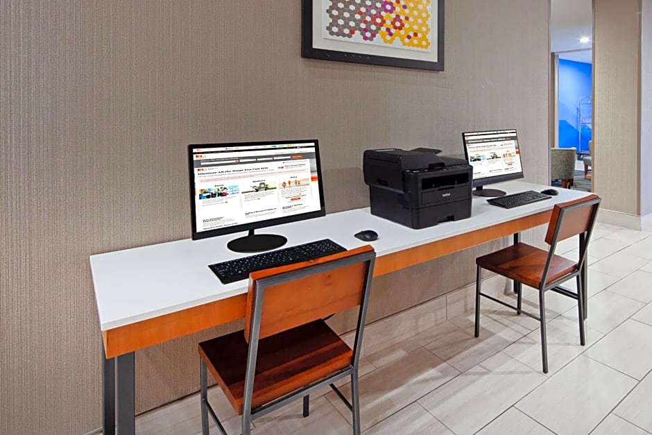 Holiday Inn Express & Suites - Tulare by IHG