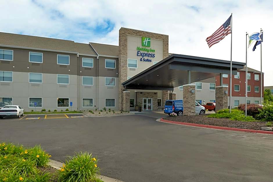 Holiday Inn Express & Suites Omaha - 120th and Maple By IHG