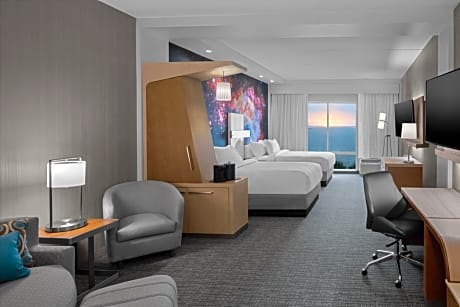 Queen Studio with Sofa Bed and Adapted Tub - Mobility Accessible