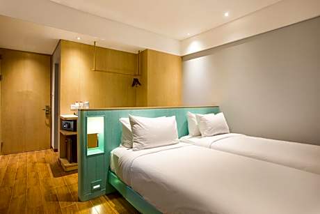 Deluxe Twin Mountain View