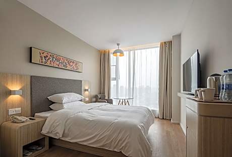 Huazhu - Room With Bed