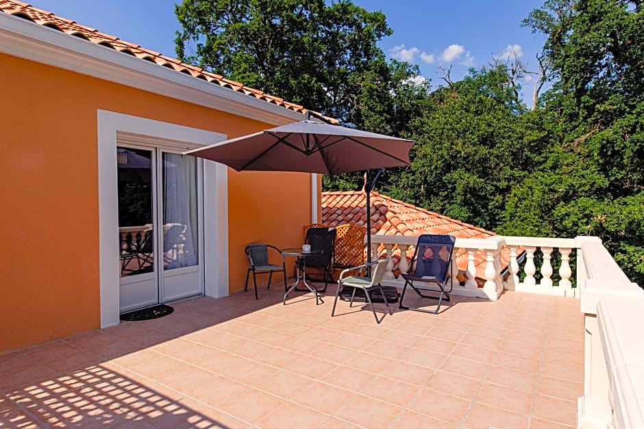 VILLA DES CHENES-Adult only