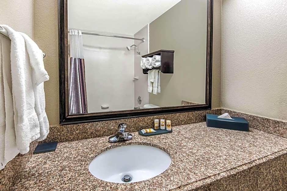 La Quinta Inn & Suites by Wyndham San Antonio Brooks City Base
