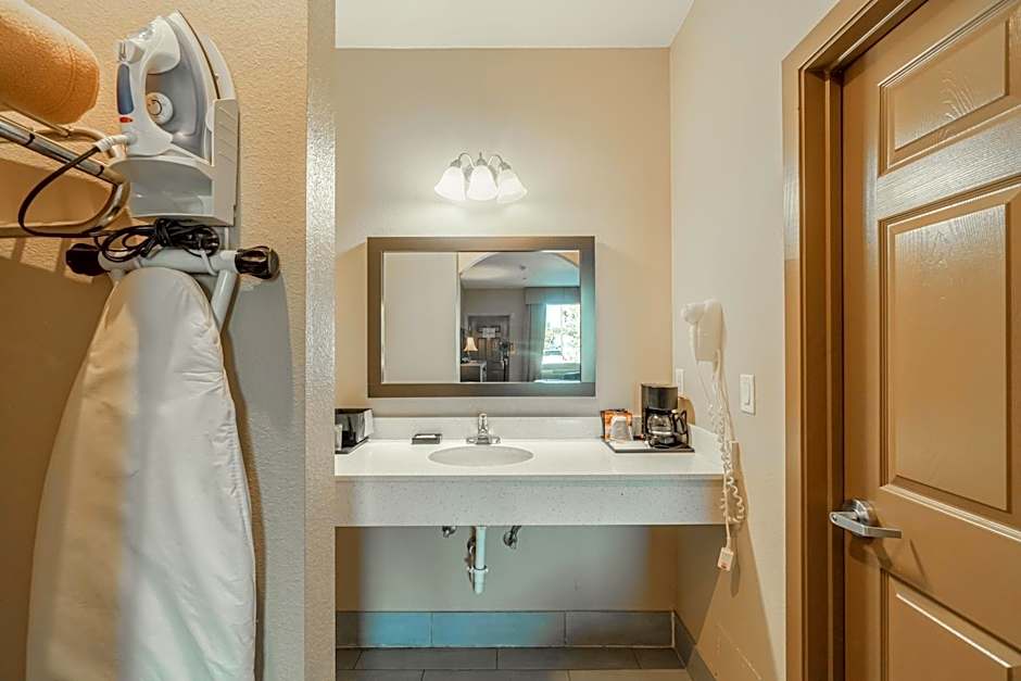 Moulton Inn & Suites By OYO