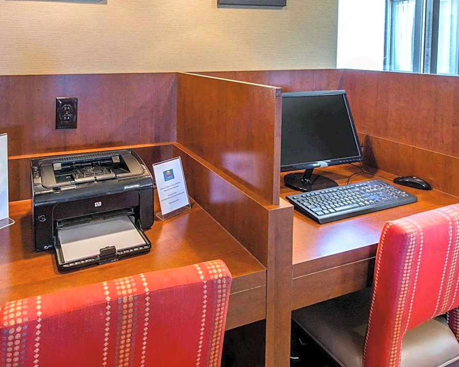 Comfort Inn & Suites Erie - Splash Lagoon Indoor Waterpark