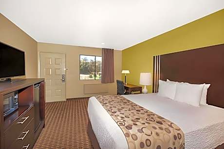 Queen Room with Mobility/Hearing Access - Non-Smoking