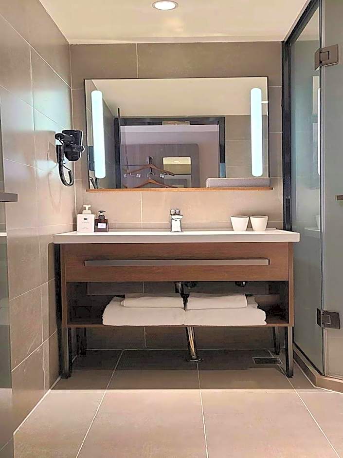 Hanting Hotel Qingdao Yan'an 3rd Road Zhiquan Road Metro Station