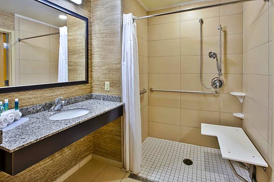 Holiday Inn Express & Suites Geneva Finger Lakes By IHG