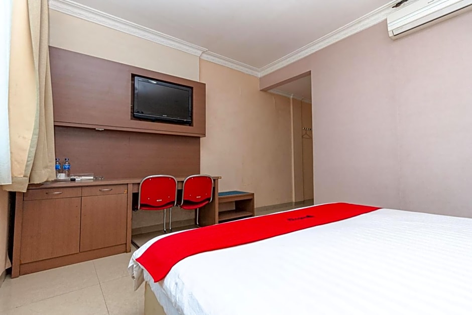 RedDoorz Premium at Hotel Ratu Residence