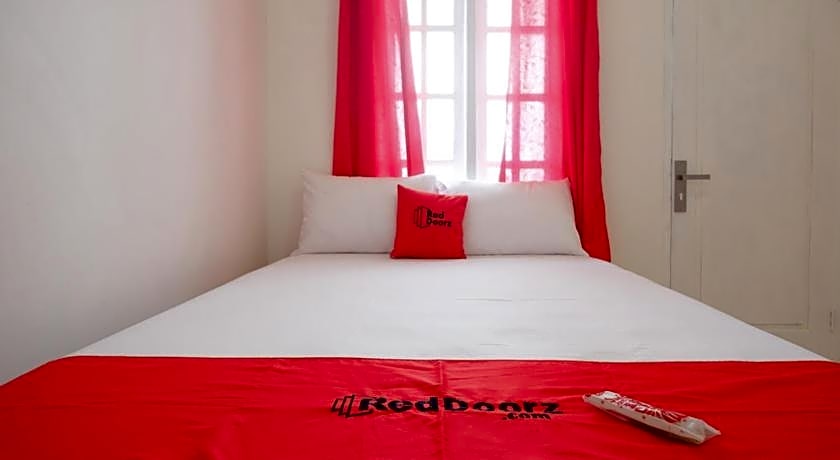 RedDoorz Plus near UMS Solo