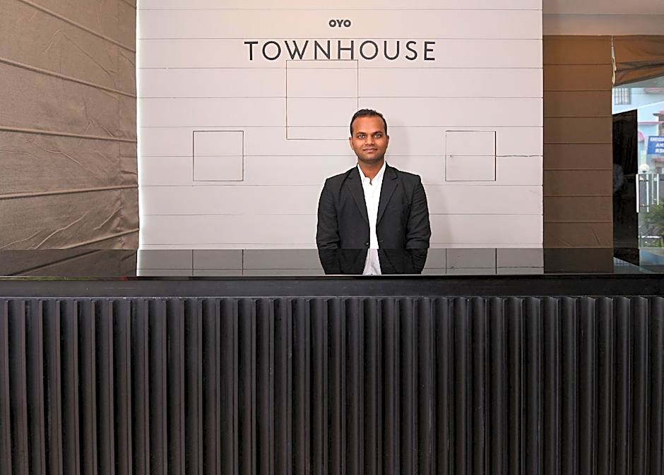 Super Townhouse Function Inn Near Chaudhary Charan Singh International Airport