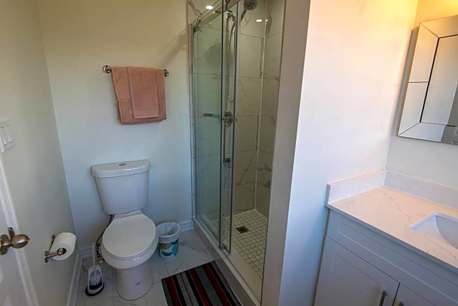 Executive 3 Bedroom townhouse close to the Lake