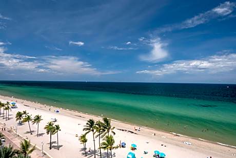 Guest room, 1 King, Oceanfront, Corner room, Balcony: 2