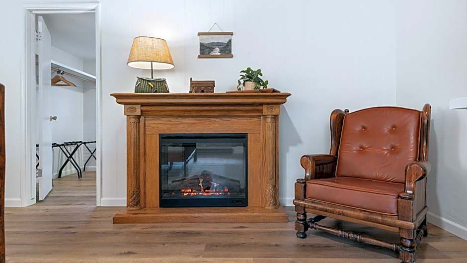 Camp Nelson Lodge Room 6