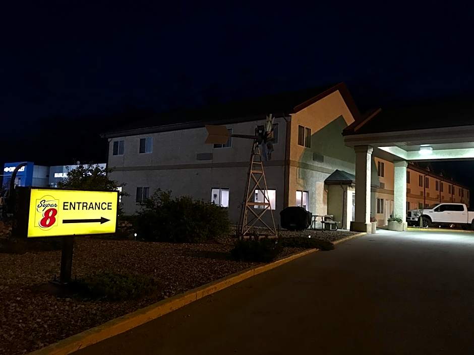 Super 8 by Wyndham Kindersley