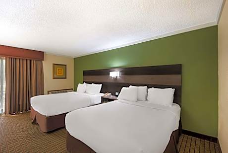 Queen Room with Two Queen Beds - Ground Floor - Non-smoking