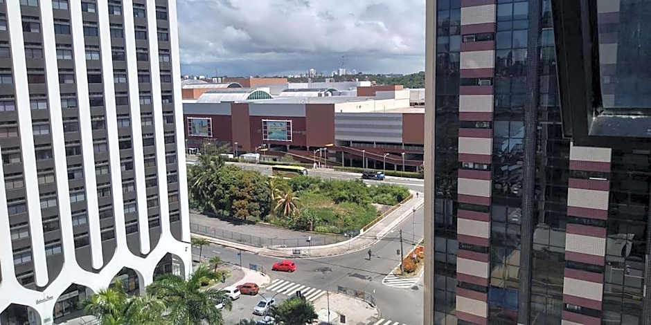 Suíte luxo com tela de cinema no América Towers Studio Residence